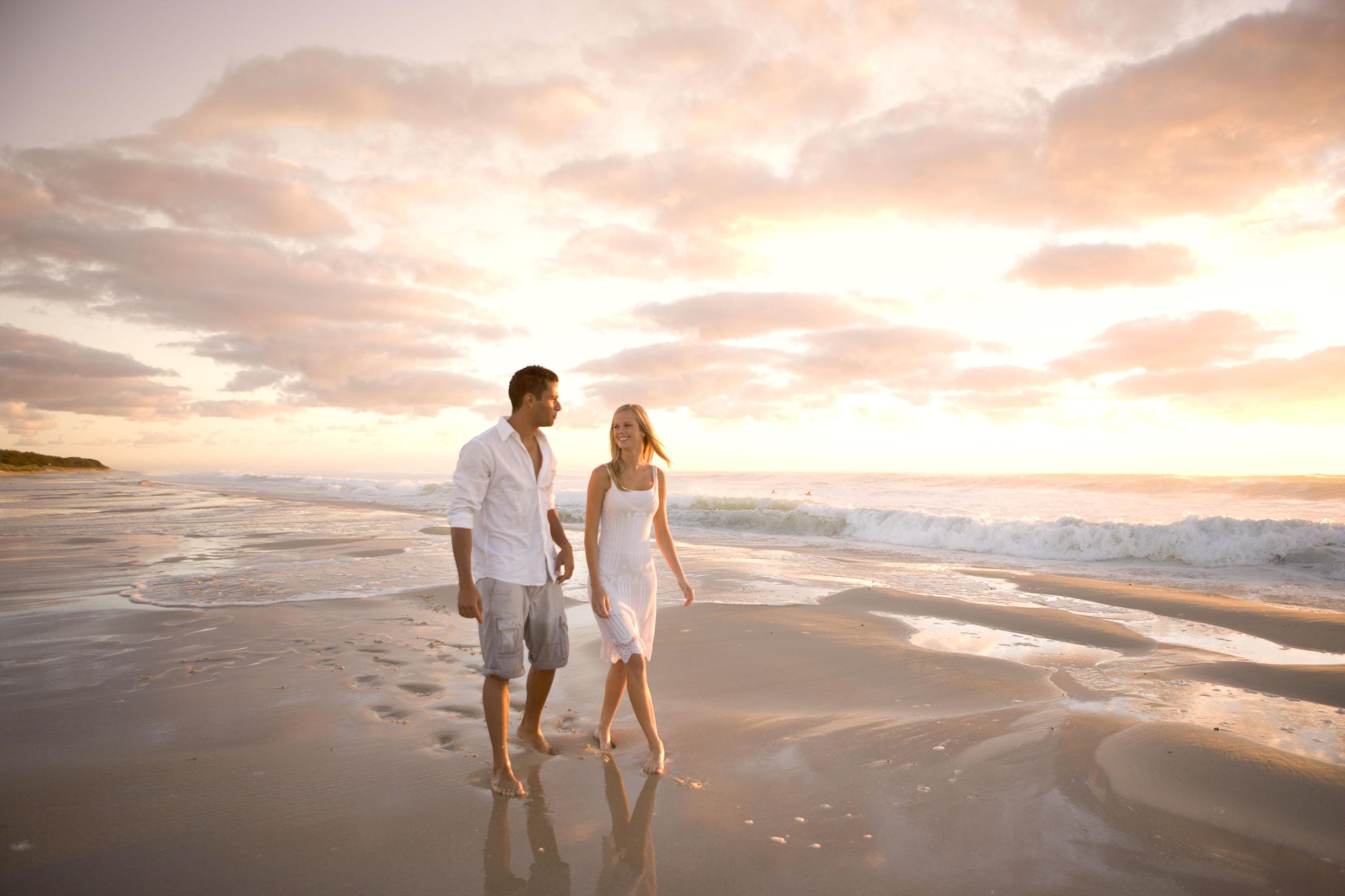 Peppers Salt Resort & Spa كينغسكليف المظهر الخارجي الصورة A couple walking on a beach